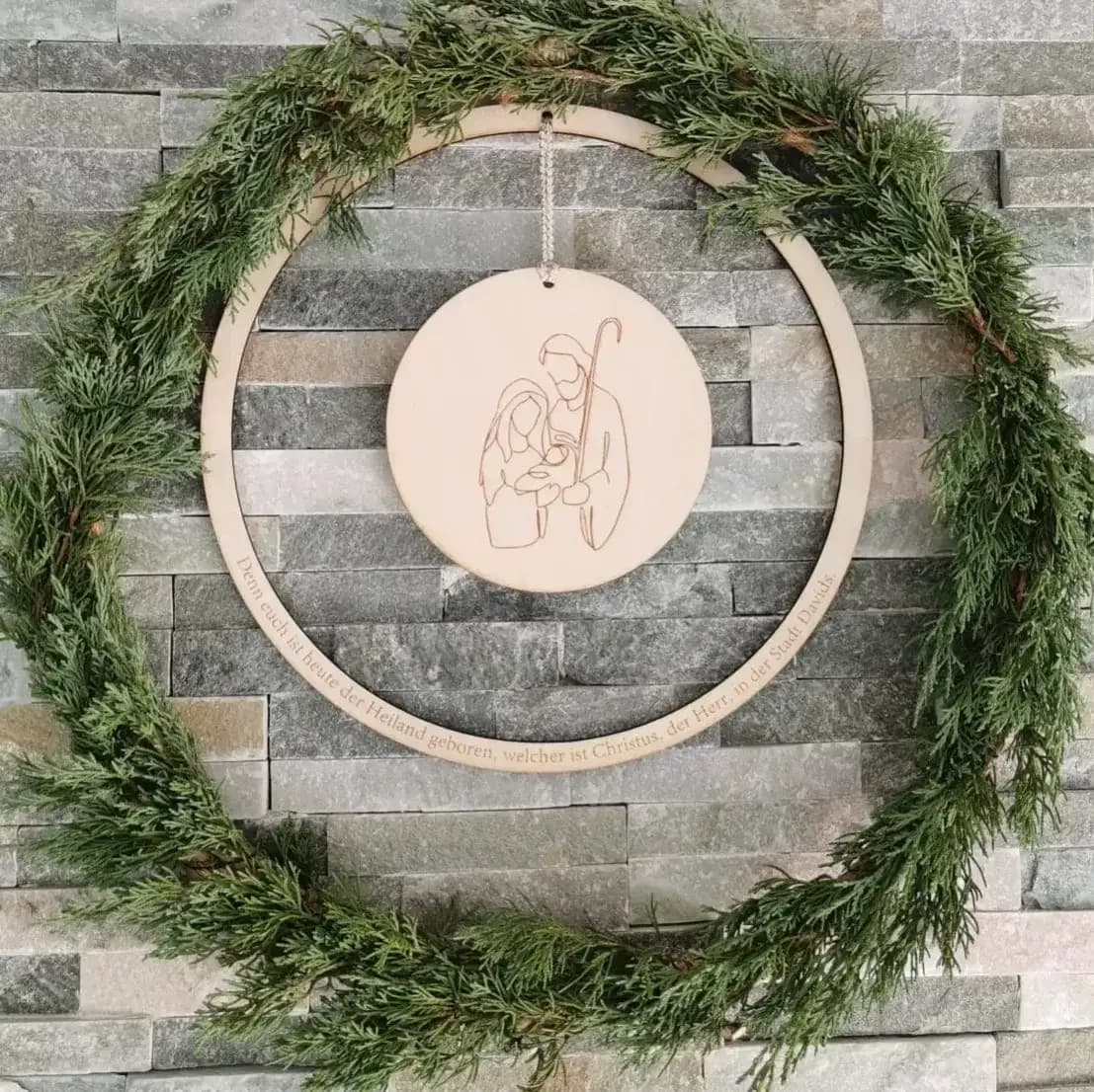Weihnachtskranz mit Krippe